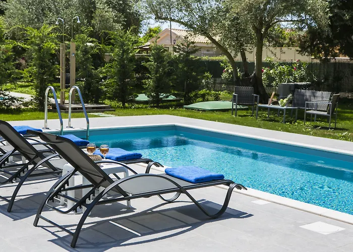 Cypress Garden מלון 3*