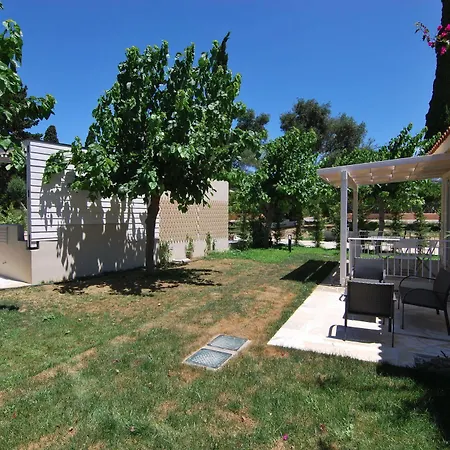 Cypress Garden מלון